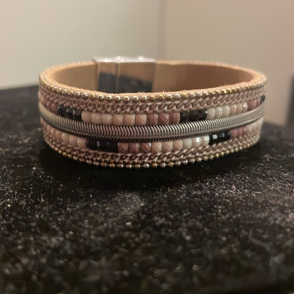 NWOT 7.5” tan leather bracelet with braided and double seed bead layers - Picture 5 of 14